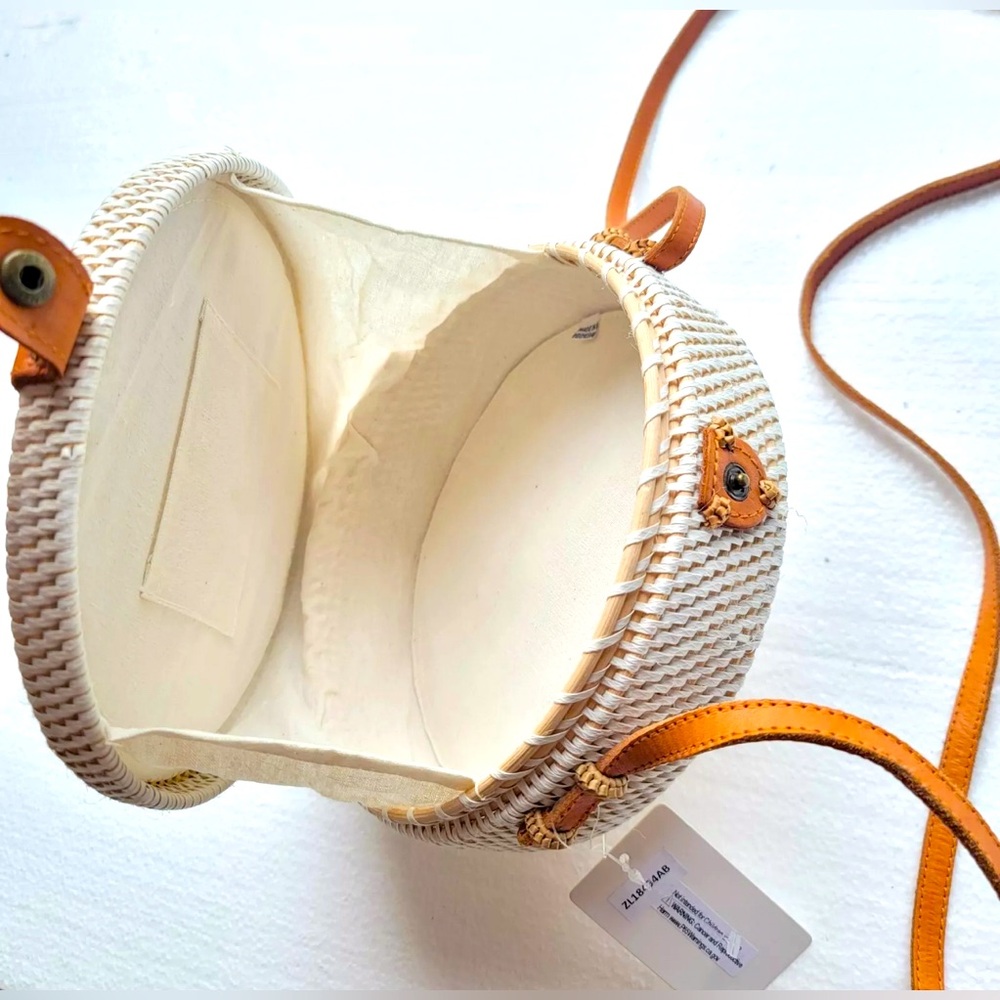 Nantucket Style Large Crossbody Woven Rattan Bag - Picture 4 of 16